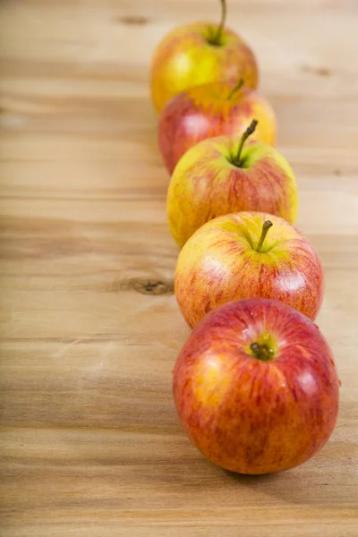 Czerwone jabłka na drewnianym stole. — Zdjęcie stockowe