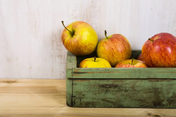Jabłka w drewniane pudełko. — Zdjęcie stockowe