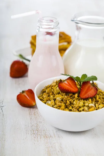 Granola with strawberry, milk and smoothies — Stock Photo, Image