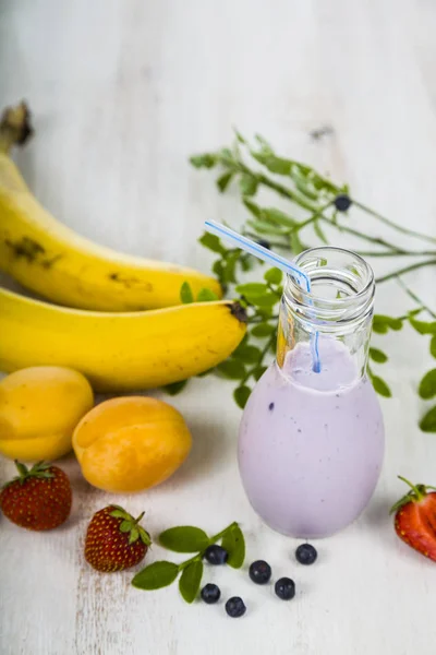 Smoothies und reife Früchte — Stockfoto