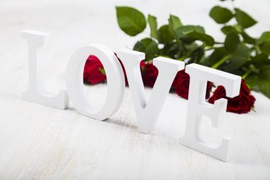 Kırmızı gül ve kelime 