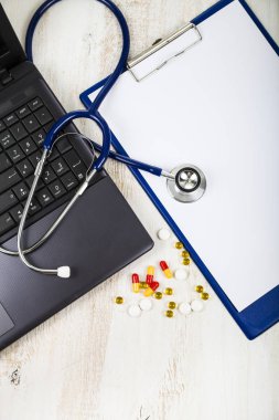 Doktor çalışma alanı ile bir stetoskop 