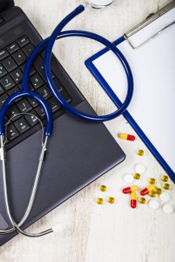 Doktor çalışma alanı ile bir stetoskop 