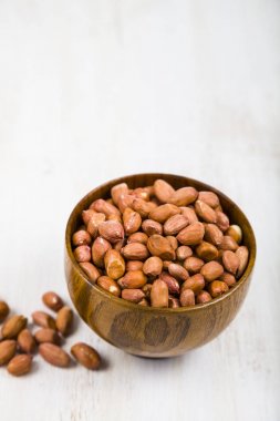 Fıstık ahşap bir masa üzerinde