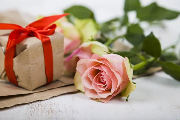 Pink roses,  gift and hearts — Stock Photo, Image