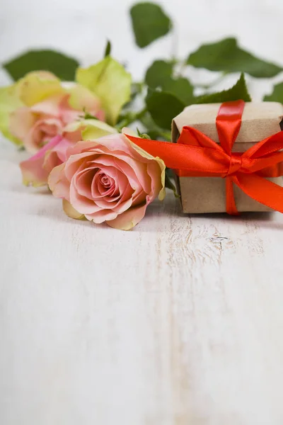 Pink roses,  gift and hearts — Stock Photo, Image