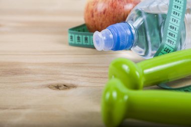 Dambıl ve bir şişe su ahşap bir masa üzerinde 