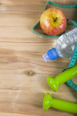 Dambıl ve bir şişe su ahşap bir masa üzerinde 