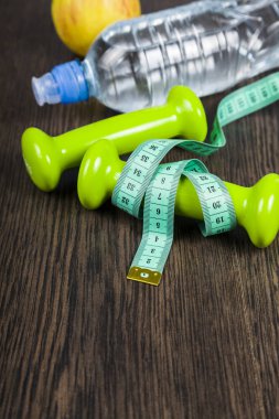 dambıllar ve bir şişe su. 