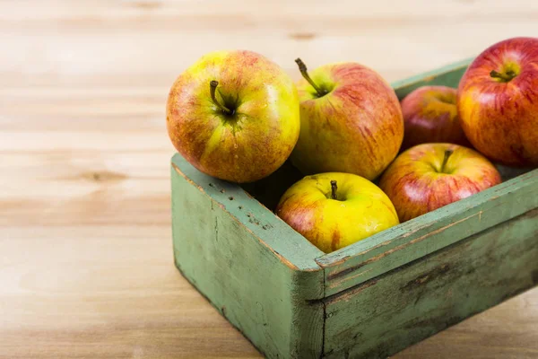 Äpfel in einer Holzkiste. — Stockfoto