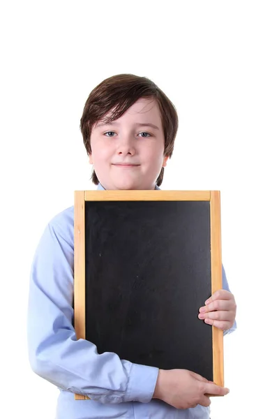 Lycklig skolpojke håller en svart tavla — Stockfoto