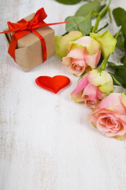 Pembe Gül, hediye ve kalpler 