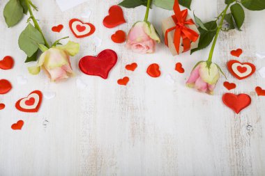 Pembe Gül, hediye ve kalpler 