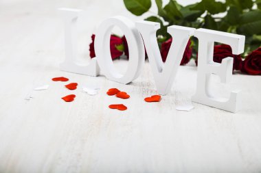 Kırmızı gül ve kelime 