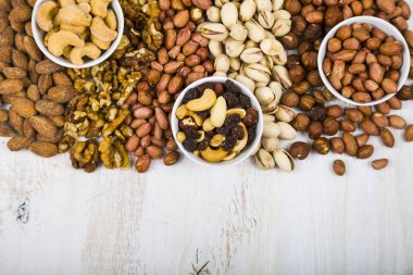 ahşap bir masa üzerine fındık. 