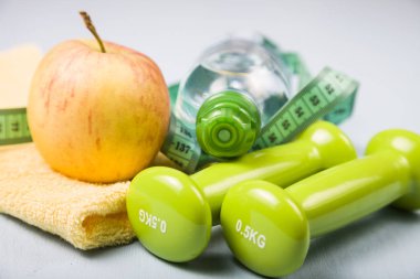 Halter, bir elma, bir havlu ve bir şişe su