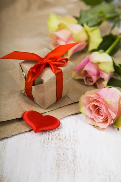 Rózsaszín rózsák, ajándékot és a szív — Stock Fotó