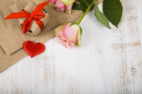 Δώρο, ροζ τριαντάφυλλα και καρδιές — Φωτογραφία Αρχείου