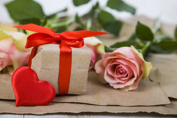 Pink roses,  gift and hearts — Stock Photo, Image