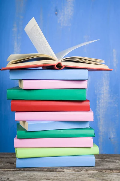 Bücherstapel auf blauem Hintergrund. — Stockfoto