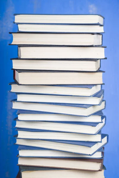 Mavi arkaplanda bir yığın kitap. — Stok fotoğraf