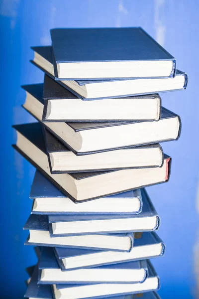 Стопка книг на синем фоне. — стоковое фото