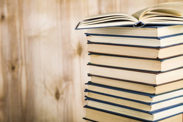 Montón de libros sobre fondo de madera . —  Fotos de Stock