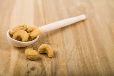 Ahşap bir masa üzerinde bir kaşık kaşu