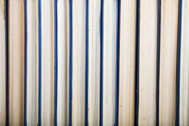 Mavi arkaplanda bir yığın kitap. 