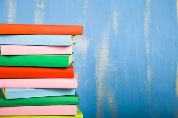 Stapel boeken op een blauwe achtergrond. — Stockfoto