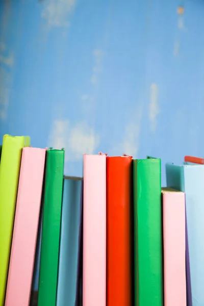 Pilha de livros em um fundo azul. — Fotografia de Stock