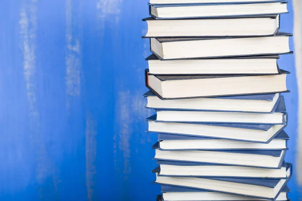 Pila de libros sobre un fondo azul. —  Fotos de Stock