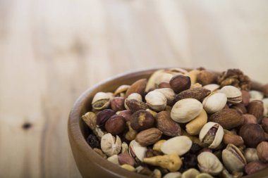 Tahta kasede fındıklar   