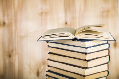 стопку книг на фоні дерев'яні.  
