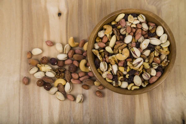 Tahta kasede fındıklar   