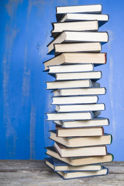 Pila de libros sobre un fondo azul. —  Fotos de Stock