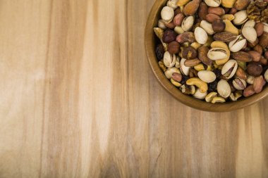 Tahta kasede fındıklar   