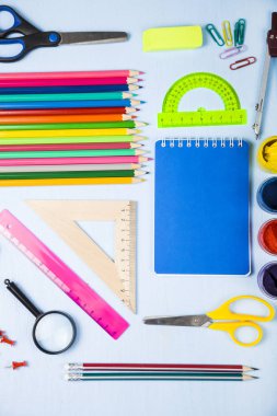 Öğeleri okul ve tablet 