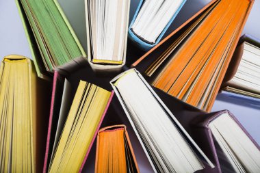 Çok renkli kitaplar, üstten görünüm