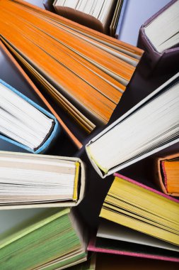 Çok renkli kitaplar, üstten görünüm