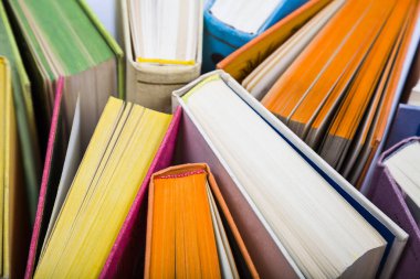 Çok renkli kitaplar, üstten görünüm