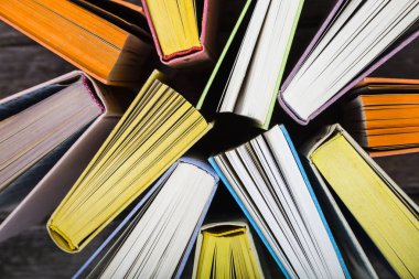 Çok renkli kitaplar, üstten görünüm