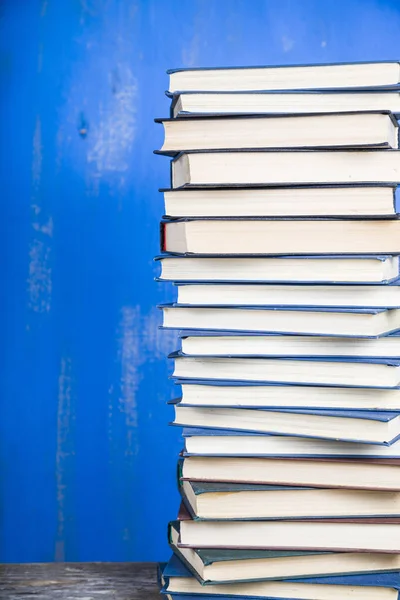 Egy halom könyv kék háttérrel. — Stock Fotó