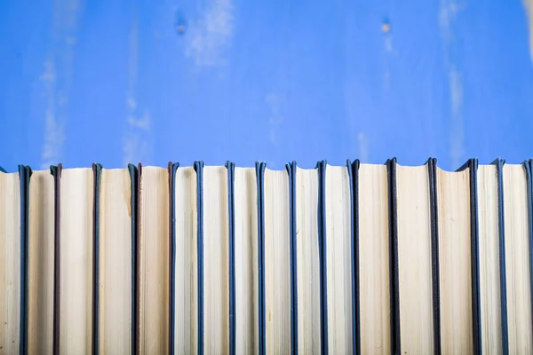 Mavi arkaplanda bir yığın kitap. — Stok fotoğraf