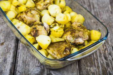 Patates fırında pişmiş tavuk ile. 