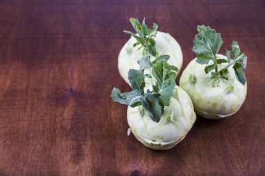 Ahşap bir masa üzerinde yetiştirilmektedir. 