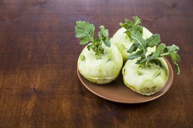 Ahşap bir masa üzerinde yetiştirilmektedir. 