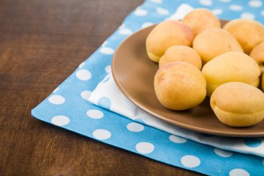 Ahşap bir masada kayısılar.  