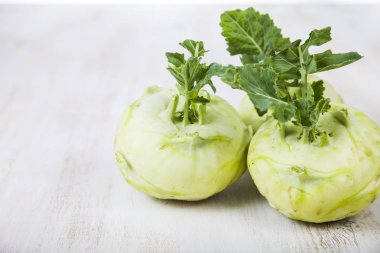 Ahşap bir masa üzerinde yetiştirilmektedir. 