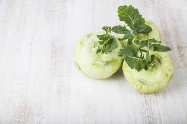 Ahşap bir masa üzerinde yetiştirilmektedir. 